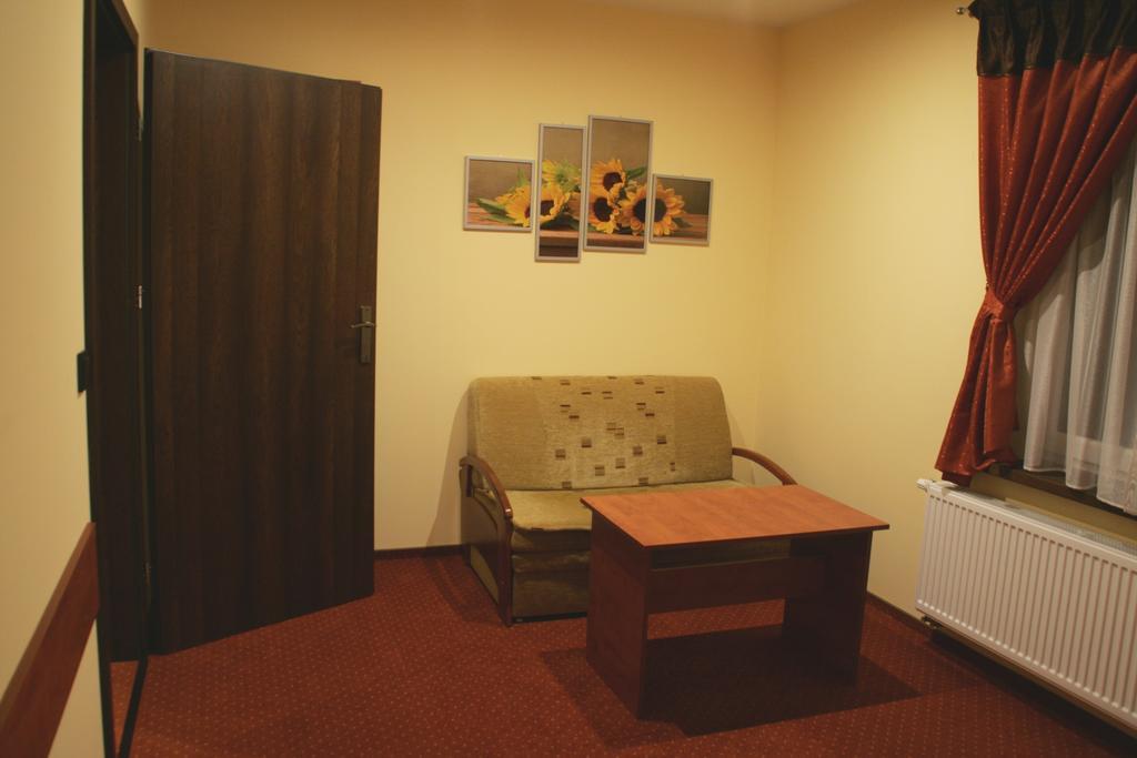 Hotel Kuznia Oberza Polska ウィソミツェ 部屋 写真