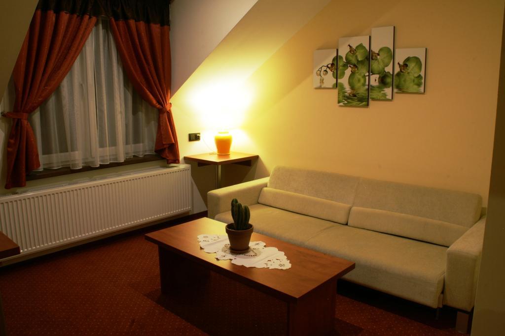 Hotel Kuznia Oberza Polska ウィソミツェ 部屋 写真